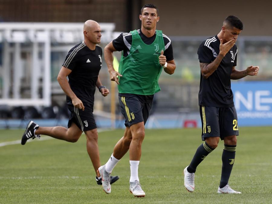 Giocatori dellla Juventus durante il riscaldamento. (AP Photo/Antonio Calanni)