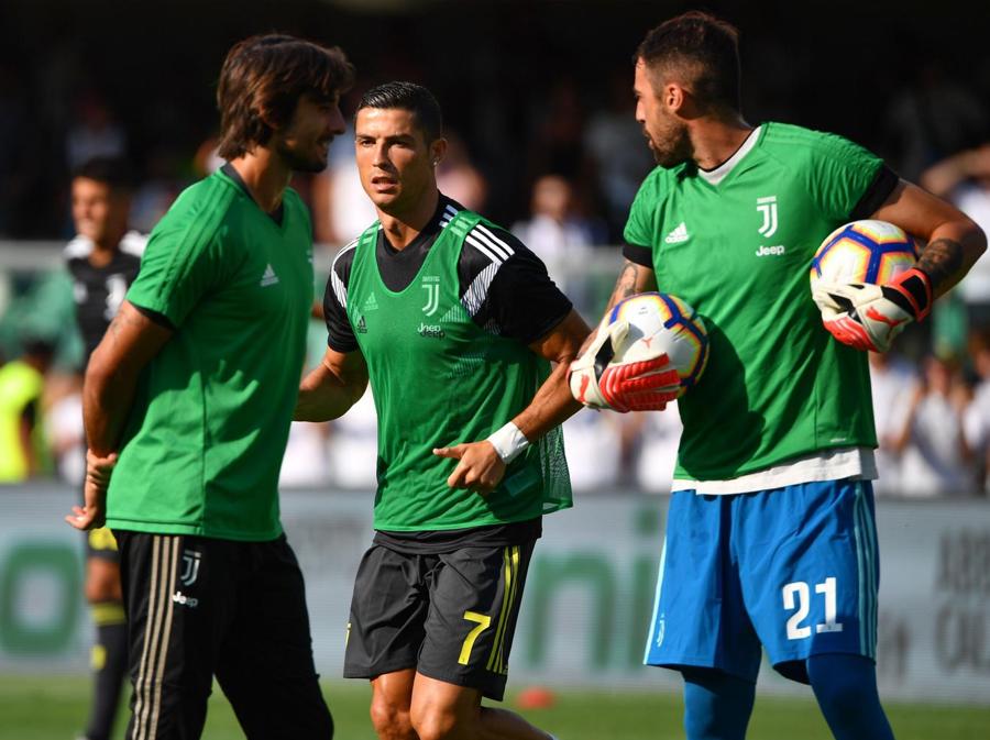 Giocatori dellla Juventus durante il riscaldamento. (Alberto PIZZOLI / AFP)
