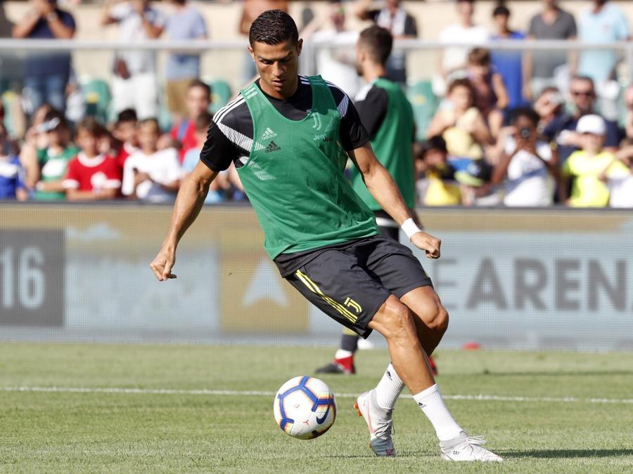 Cristiano Ronaldo durante il riscaldamento. (AP Photo/Antonio Calanni)