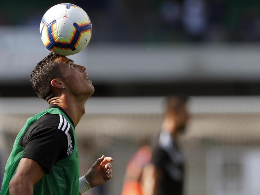 Cristiano Ronaldo durante il riscaldamento. (AP Photo/Antonio Calanni)