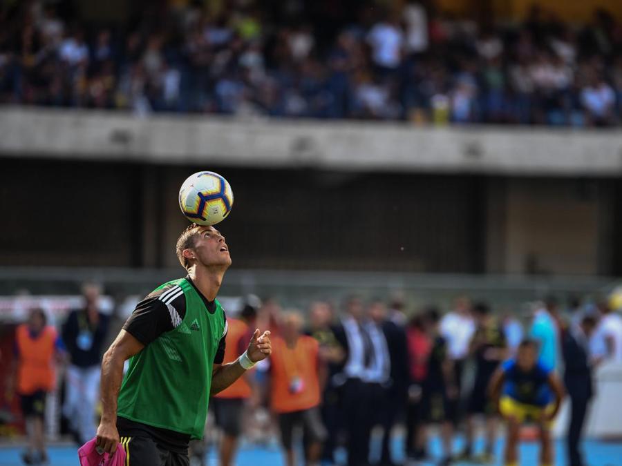 Cristiano Ronaldo durante il riscaldamento. (Alberto PIZZOLI / AFP)
