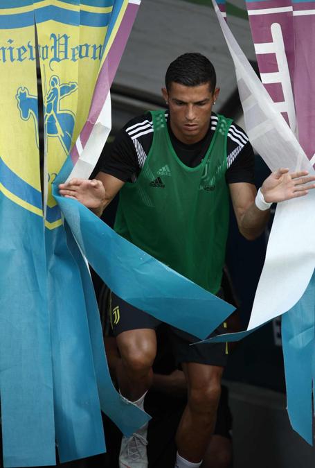  Cristiano Ronaldo entra sul terreno di gioco per il riscaldamento. (Isabella BONOTTO / AFP)