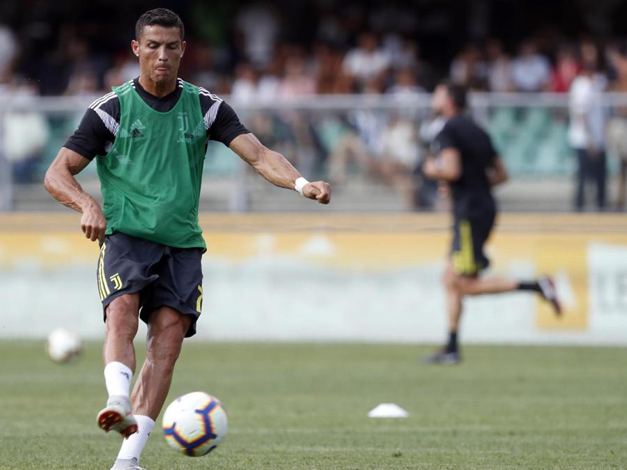 Cristiano Ronaldo durante il riscaldamento. (AP Photo/Antonio Calanni)