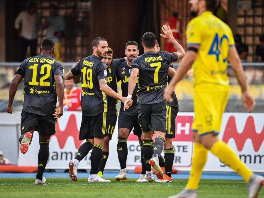 I giocatori della Juventus festeggiano Sami Khedira per il gol appena segnato. (Alberto PIZZOLI / AFP)