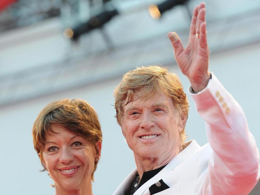Robert Redford e la moglie Sibylle Szaggars alla  première del film "The company you keep" al 69° Festival di Venezia, 2012 (ANSA/DANIEL DAL ZENNARO)