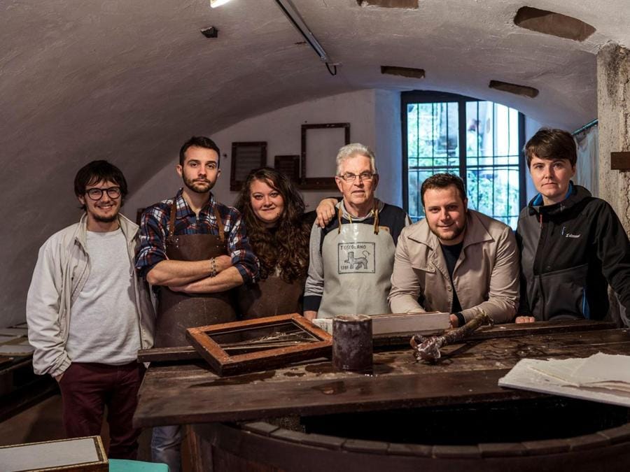 Il team di Toscolano 1381. Appoggiato è Filippo Cantoni, imprenditore 30enne anima del progetto
