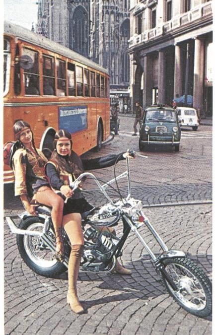 Il modello Chopper, fotografato nel 1972 in piazza Duomo a Milano. In sella due giovani ragazze vestite in stile hippie. Fantic strizza l'occhio alle nuove culture giovanili di quegli anni