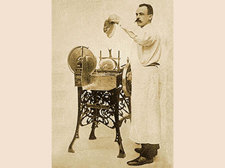 Wilhelmus Adrianus van Berkel con la prima affettatrice a volano da lui creata .Dal 19 al 21 ottobre al Museo della Scienza e della Tecnologia “Leonardo da Vinci” di Milano Berkel festeggia il proprio 120° anniversario con un viaggio nel tempo