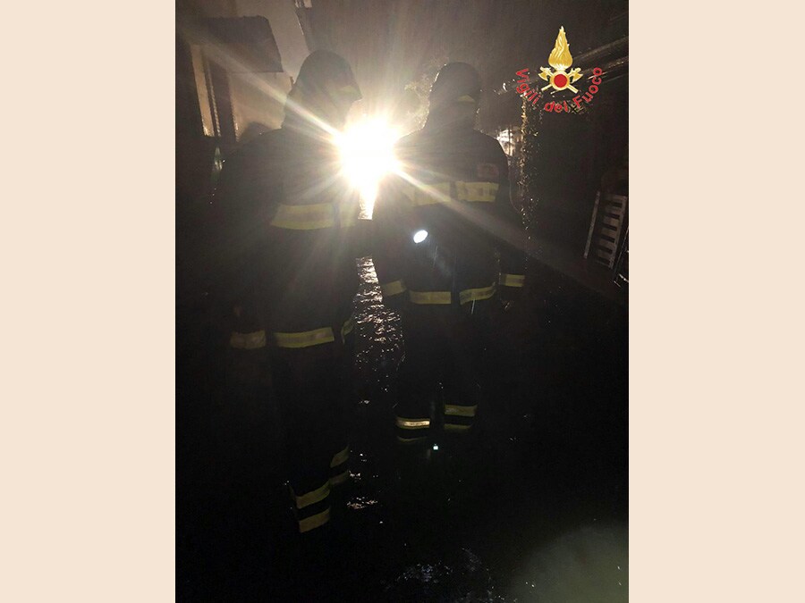 L'intervento dei vigili del fuoco in seguito agli allagamenti causati dal nubifragio, 5 ottobre 2018. ANSA/ VIGILI FUOCO
