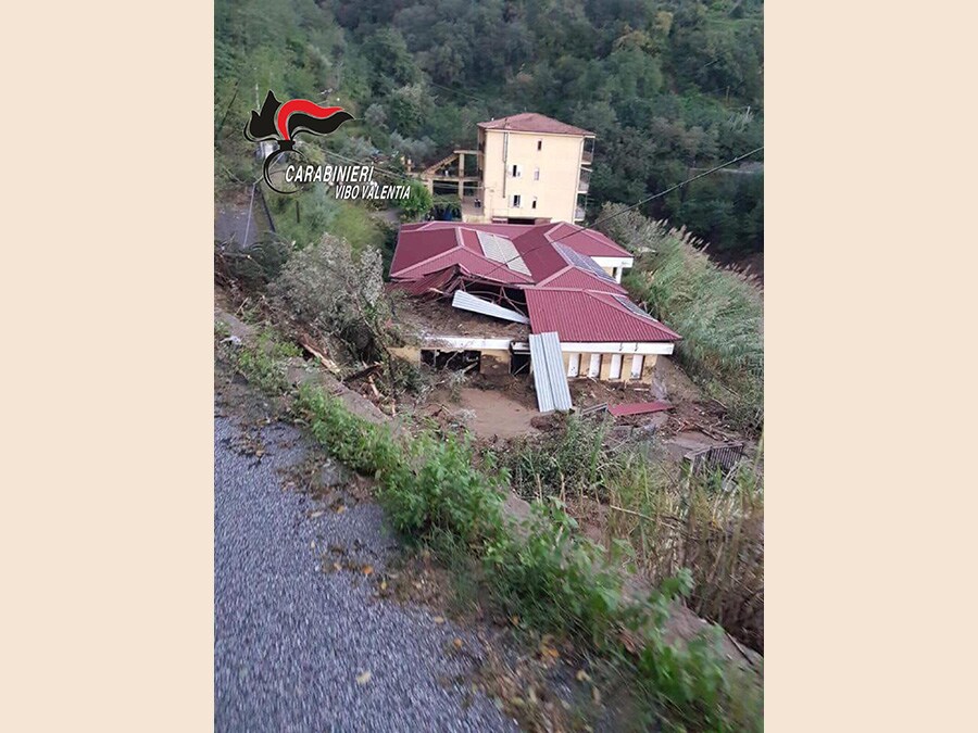Una foto fornita dai carabinieri mostra la situazione critica, nel vibonese, per la grave ondata di maltempo che ha colpito la Calabria. Particolarmente colpita, in particolare, la fascia montana compresa tra l'Angitolano e le Serre. Sette le persone salvate a Capistrano e quattro a San Nicola, 5 ottobre 2018 ANSA/CARABINIERI/