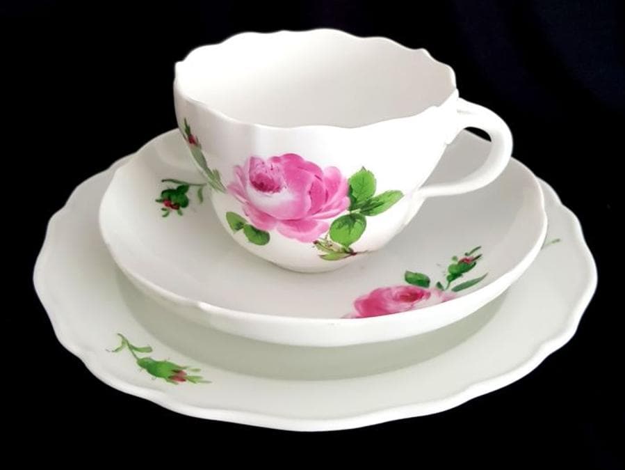 Il classico set della porcellana di Meissen, completo del tradizionale sottopiattino, che serviva anche per biscotti e bon bon per accompagnare la cerimonia del caffè.