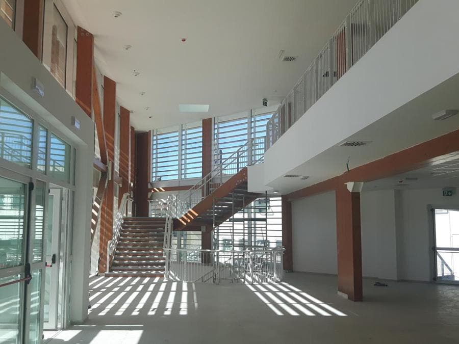 Scuola Collecchio, Collecchio (PR). L'immobile è stato realizzato fra il 2016 e il 2017 con una costruzione mista massiccia e struttura in legno e ha ottenuto la certificazione Passivhaus Plus. Progetto architettonico:  Christian Ferrarini-uff. tecnico Comune Collecchio