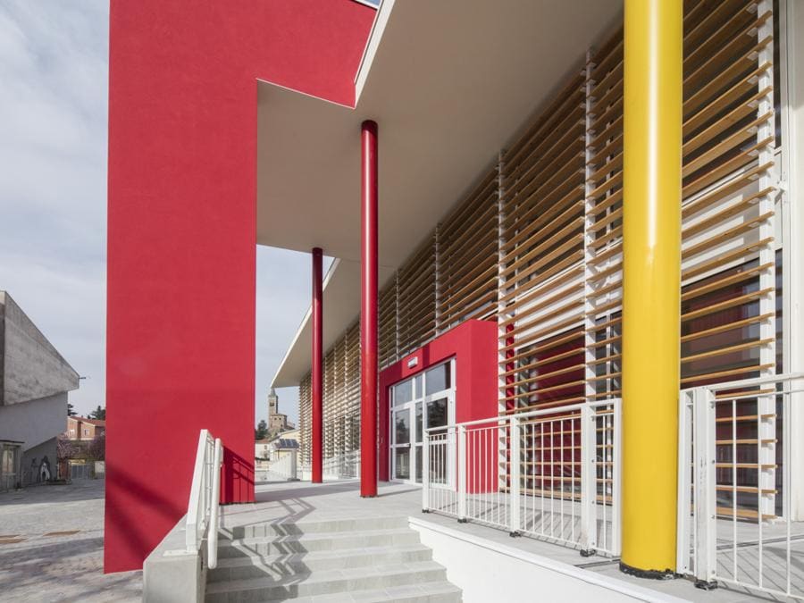 Scuola Collecchio, Collecchio (Pr). L'immobile è stato realizzato fra il 2016 e il 2017 con una costruzione mista massiccia e struttura in legno e ha ottenuto la certificazione Passivhaus Plus. Progetto architettonico:  Christian Ferrarini-uff. tecnico Comune Collecchio