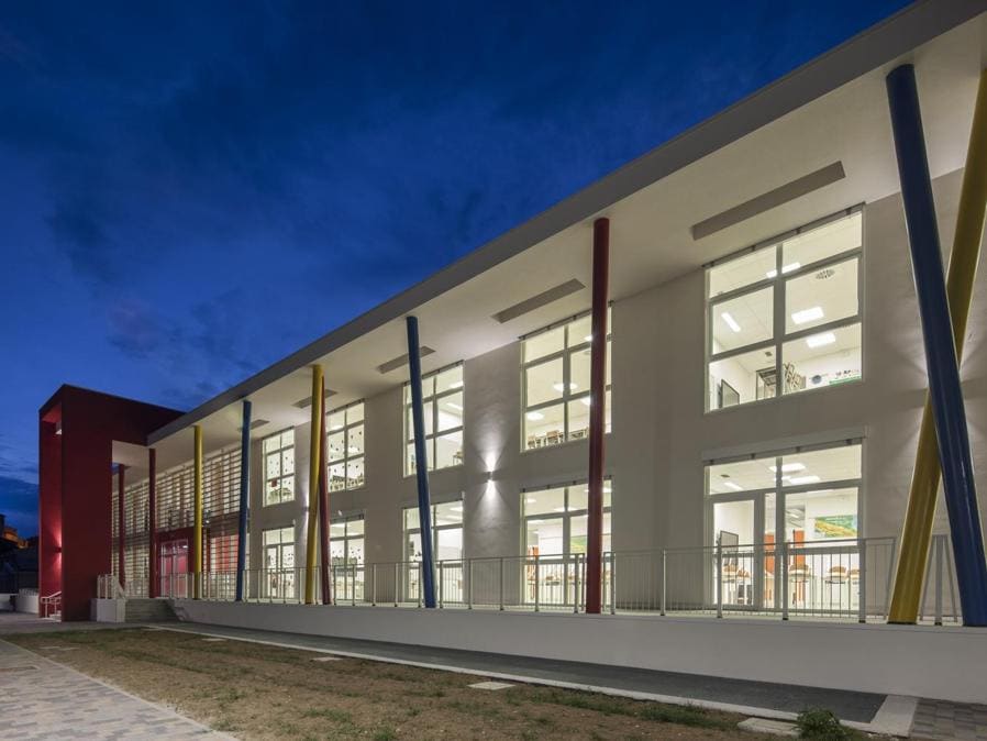 Scuola Collecchio, Collecchio (Pr). L'immobile è stato realizzato fra il 2016 e il 2017 con una costruzione mista massiccia e struttura in legno e ha ottenuto la certificazione Passivhaus Plus. Progetto architettonico: Christian Ferrarini-uff. tecnico Comune Collecchio