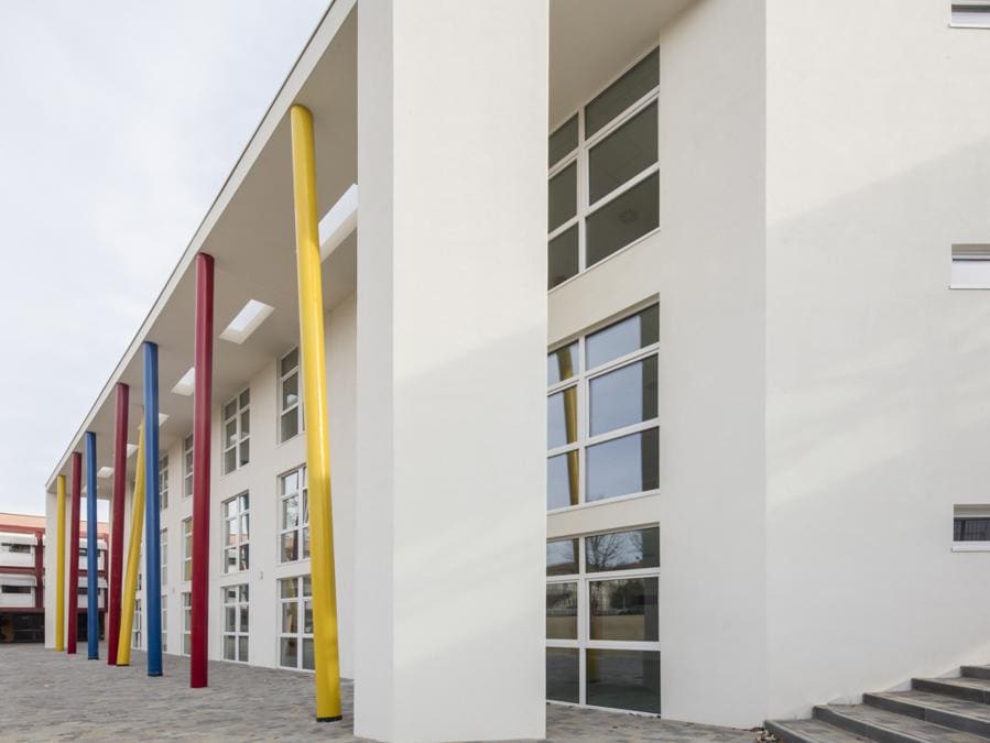Scuola Collecchio, Collecchio (Pr). L'immobile è stato realizzato fra il 2016 e il 2017 con una costruzione mista massiccia e struttura in legno e ha ottenuto la certificazione Passivhaus Plus. Progetto architettonico: Christian Ferrarini-uff. tecnico Comune Collecchio