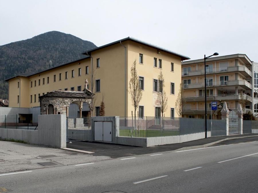 Centro di aggregazione giovanile La Provvidenza, Pergine Valsugana (Tn). L’immobile preesistente, che risale agli anni 20 e che da anni funziona come centro di aggregazione e ritrovo, è stato ristrutturato ed ampliato secondo i canoni Passivhaus su richiesta di una committente molto attenta ai temi della sostenibilità. Progetto architettonico: Andrea Bombasaro, Giancarlo Uliana