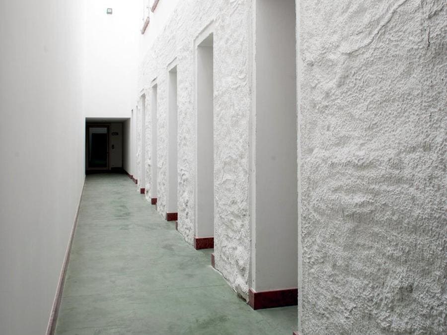 Centro di aggregazione giovanile La Provvidenza, Pergine Valsugana (Tn). L’immobile preesistente, che risale agli anni 20 e che da anni funziona come centro di aggregazione e ritrovo, è stato ristrutturato ed ampliato secondo i canoni Passivhaus su richiesta di una committente molto attenta ai temi della sostenibilità. Progetto architettonico: Andrea Bombasaro, Giancarlo Uliana