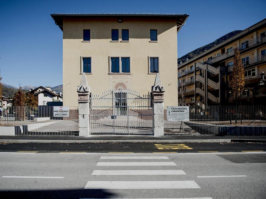 Centro di aggregazione giovanile La Provvidenza, Pergine Valsugana (Tn). L’immobile preesistente, che risale agli anni 20 e che da anni funziona come centro di aggregazione e ritrovo, è stato ristrutturato ed ampliato secondo i canoni Passivhaus su richiesta di una committente molto attenta ai temi della sostenibilità. Progetto architettonico: Andrea Bombasaro, Giancarlo Uliana