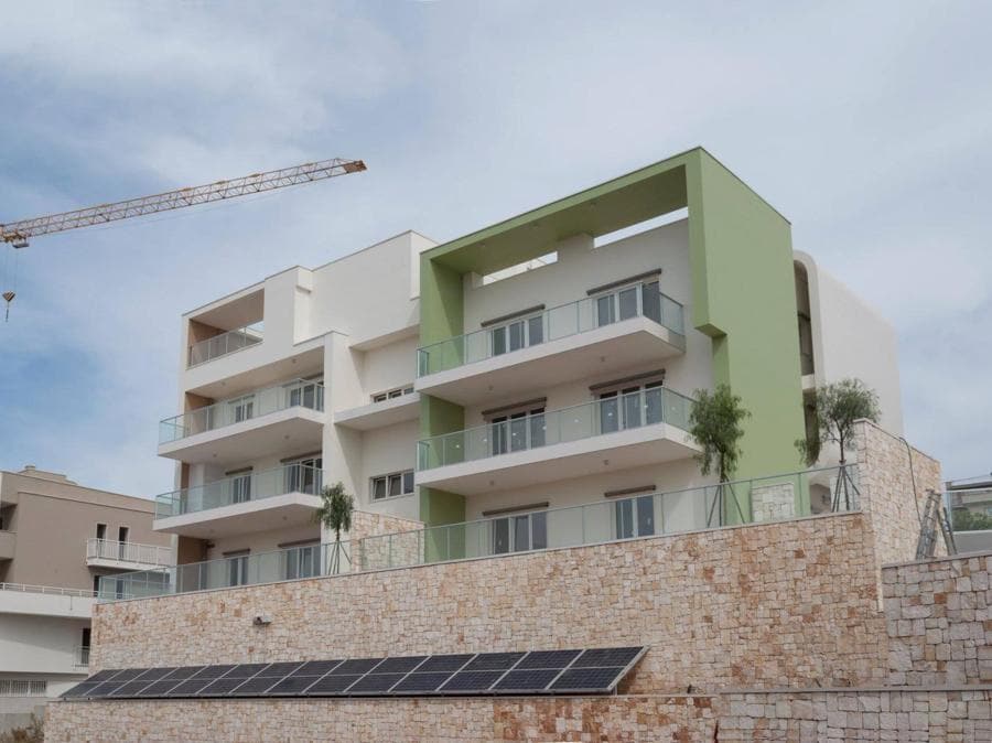 A Putignano, in provincia di Bari, è in ultimazione il primo edificio plurifamiliare Passivhaus. In tutto nella struttura sono compresi 8 appartamenti. L’impresa di costruzioni edili Tonik ha compiuto una scelta in fase progettuale e ha deciso di investire su una costruzione capace di garantire maggiore qualità agli abitanti. Progetto architettonico:  Piero Russo