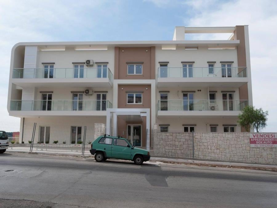 A Putignano, in provincia di Bari, è in ultimazione il primo edificio plurifamiliare Passivhaus. In tutto nella struttura sono compresi 8 appartamenti. L’impresa di costruzioni edili Tonik ha compiuto una scelta in fase progettuale e ha deciso di investire su una costruzione capace di garantire maggiore qualità agli abitanti. Progetto architettonico:  Piero Russo