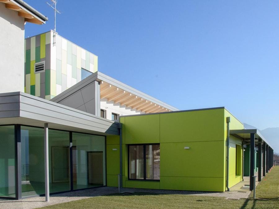 L’asilo nido di Civezzano, Trento, è una costruzione in legno, realizzata nel 2013. La proposta di realizzare un edificio Passivhaus nasce dalla dimostrazione all’amministrazione locale di poter realizzare un edificio senza extra costi rispetto ad un edificio tradizionale, lasciando però in eredità dei costi di esercizio molto contenuti (stimati in circa 2 €/m² anno). Progetto architettonico di Armalam Srl: Luca Gottardi