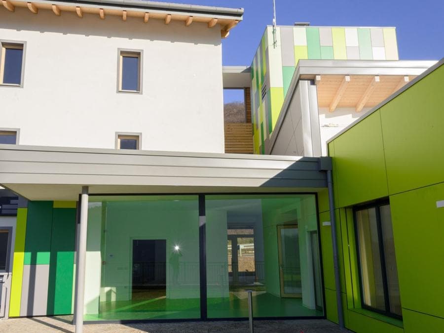L’asilo nido di Civezzano, Trento, è una costruzione in legno, realizzata nel 2013. La proposta di realizzare un edificio Passivhaus nasce dalla dimostrazione all’amministrazione locale di poter realizzare un edificio senza extra costi rispetto ad un edificio tradizionale, lasciando però in eredità dei costi di esercizio molto contenuti (stimati in circa 2 €/m² anno). Progetto architettonico di Armalam Srl: Luca Gottardi
