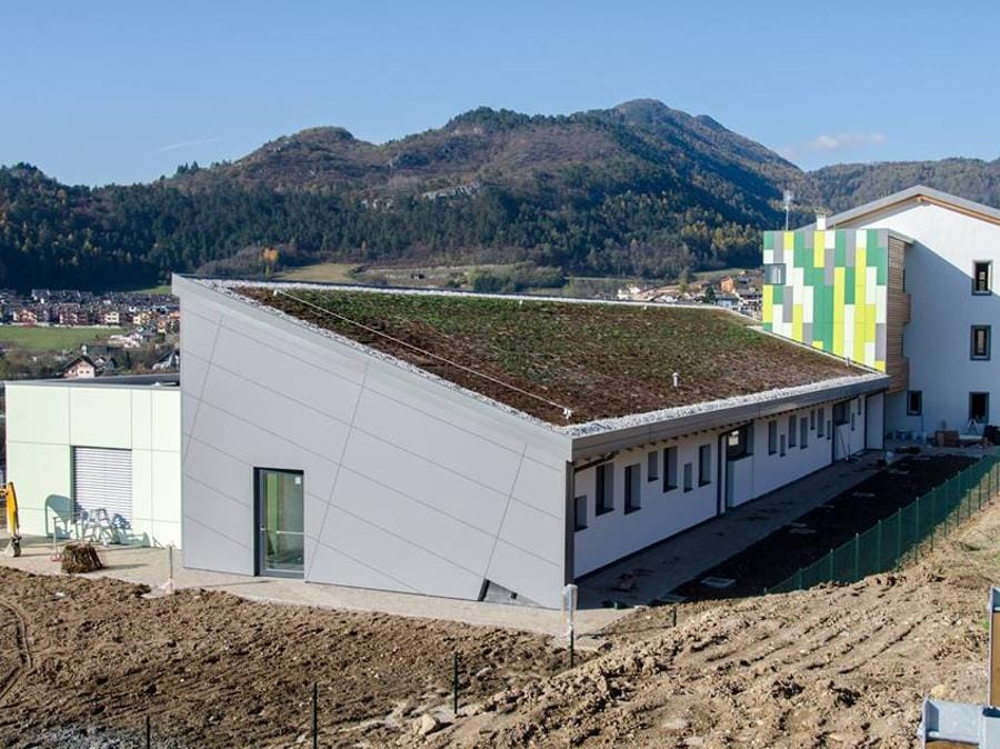 L’asilo nido di Civezzano, Trento, è una costruzione in legno, realizzata nel 2013. La proposta di realizzare un edificio Passivhaus nasce dalla dimostrazione all’amministrazione locale di poter realizzare un edificio senza extra costi rispetto ad un edificio tradizionale, lasciando però in eredità dei costi di esercizio molto contenuti (stimati in circa 2 €/m² anno). Progetto architettonico di Armalam Srl: Luca Gottardi