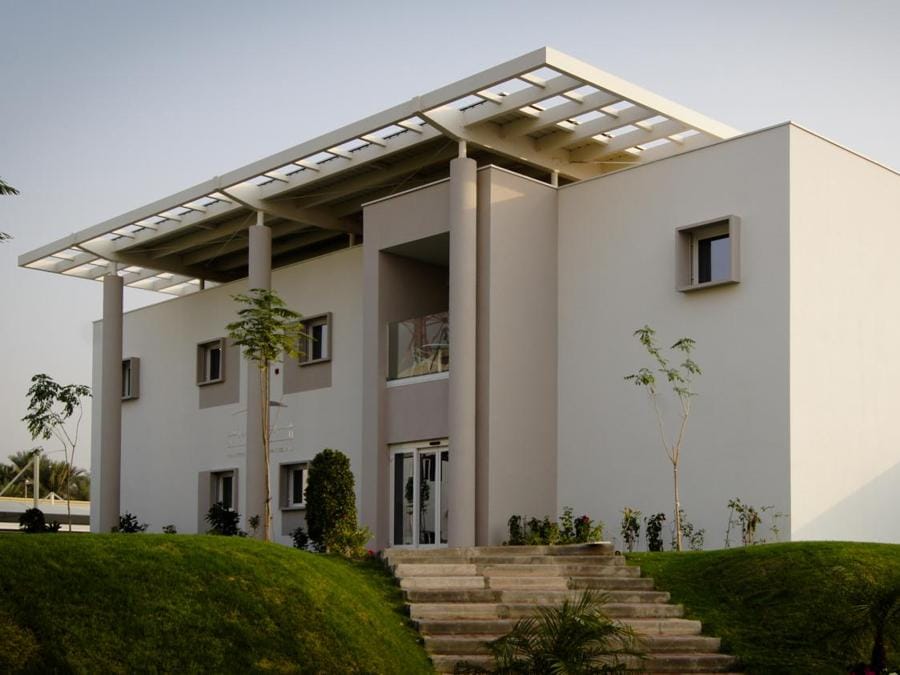 Mbrsc Pilot Passive House, 2016, Dubai (Uae). È il primo esempio mai realizzato di edificio passivo in clima estremo. Commissionato dall’ente governativo dubaino Mbrsc allo scopo di investigare la possibilità di ridurre l'impatto ambientale degli edifici di nuova costruzione, ha una potenza impegnata pari a 1/10 rispetto a un edificio standard. Progetto architettonico: Casetta&Partners