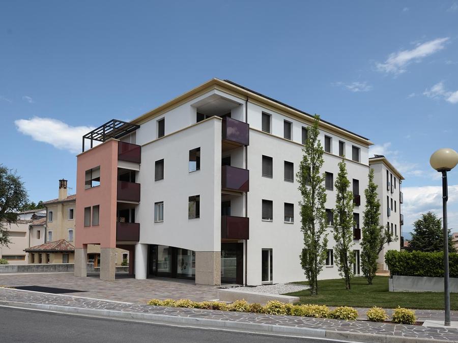 Passivhaus Case Sabin a Pieve di Soligo (Tv) è stato nel 2008 uno dei primi esempi in Italia di edificio Passivhaus di medie dimensioni (circa 7.500 metri cubi), ad utilizzo misto residenziale, commerciale e direzionale. Composto da un totale di 16 unità, ha una struttura in calcestruzzo armato con cappotto esterno e controparete. Progetto architettonico:  Stefano Zara