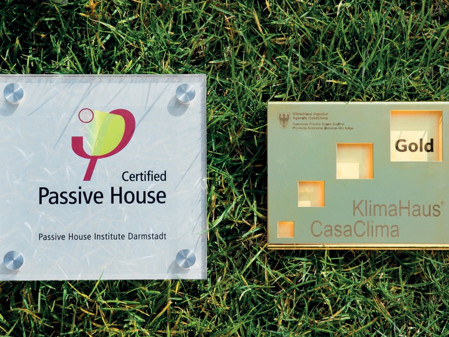Passivhaus Case Sabin a Pieve di Soligo (Tv) è stato nel 2008 uno dei primi esempi in Italia di edificio Passivhaus di medie dimensioni (circa 7.500 metri cubi), ad utilizzo misto residenziale, commerciale e direzionale. Composto da un totale di 16 unità, ha una struttura in calcestruzzo armato con cappotto esterno e controparete. Progetto architettonico:  Stefano Zara