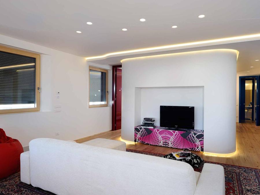 Passivhaus Case Sabin a Pieve di Soligo (Tv) è stato nel 2008 uno dei primi esempi in Italia di edificio Passivhaus di medie dimensioni (circa 7.500 metri cubi), ad utilizzo misto residenziale, commerciale e direzionale. Composto da un totale di 16 unità, ha una struttura in calcestruzzo armato con cappotto esterno e controparete. Progetto architettonico:  Stefano Zara