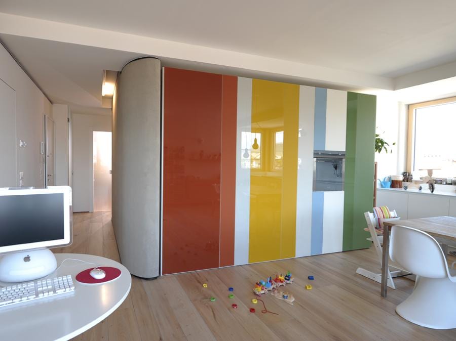 Passivhaus Case Sabin a Pieve di Soligo (Tv) è stato nel 2008 uno dei primi esempi in Italia di edificio Passivhaus di medie dimensioni (circa 7.500 metri cubi), ad utilizzo misto residenziale, commerciale e direzionale. Composto da un totale di 16 unità, ha una struttura in calcestruzzo armato con cappotto esterno e controparete. Progetto architettonico:  Stefano Zara