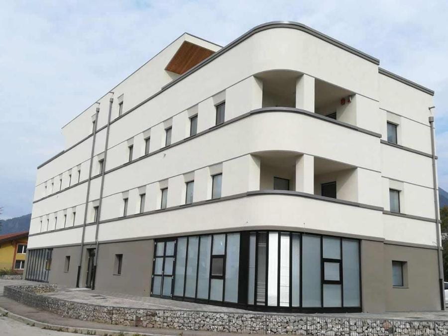 Lo studio Gadler è un edificio per uffici situato a Pergine Valsugana in provincia di Trento. L’intervento di ristrutturazione - in fase di certificazione - riguarda la palazzina di 3 piani fuori terra più interrato non riscaldato. Grazie al livello energetico raggiunto è stato possibile incrementare la volumetria realizzando una sopraelevazione in muratura con copertura in legno. Progetto architettonico: Andrea Bombasaro
