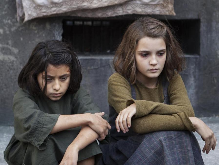 Da sinistra Ludovica Nasti (Lila bambina) ed Elisa del Genio (Elena bambina)
