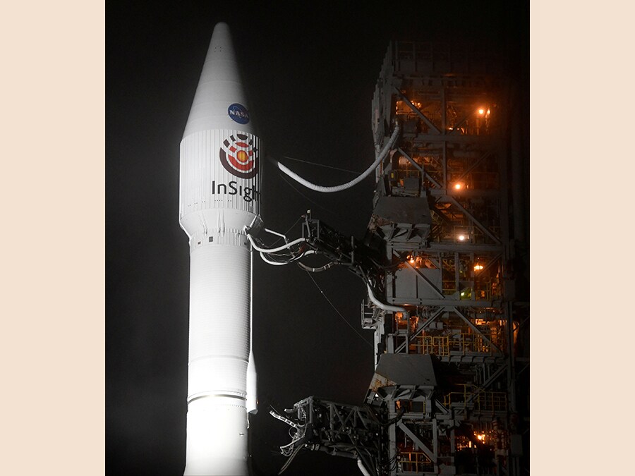 Il razzo United Launch Alliance Atlas V con il lander InSight Mars a bordo prima di decollare dalla base di Vandenberg Air Force in California. REUTERS/Gene Blevins