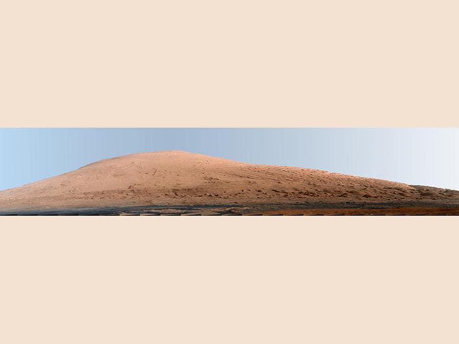 Questa immagine composita pubblicata dalla NASA mostra una vista panoramica del Monte Sharp, fatta da decine di foto del rover Curiosity della NASA. (NASA via AP)
