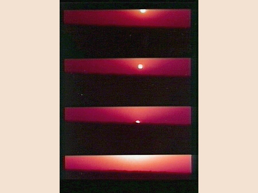 Questa combinazione di immagini potenziate a colori del 31 luglio 1997 messe a disposizione dalla NASA mostra l'alba sul pianeta Marte, ripresa da Mars Pathfinderr. (AP Photo/NASA TV)