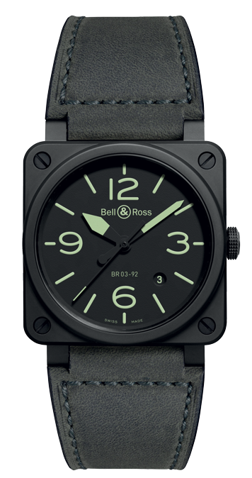 Bell & Ross. Sul quadrante nero opaco dal design essenziale risaltano le lancette, i numeri e gli indici rivestiti di Superluminova C3. La cassa di 42mm del BR 03-92 Nightlum è in ceramica nera opaca. Prezzo: 3.400 euro