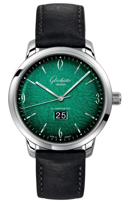 Glashütte Original. Un verde acceso con effetto dégradé colora il quadrante del Sixties Panorama Date. La cassa in acciaio di 42 mm contiene il calibro 39-47 a carica automatica. Abbinato a un cinturino in pelle nera di vitello. Prezzo: 8mila euro