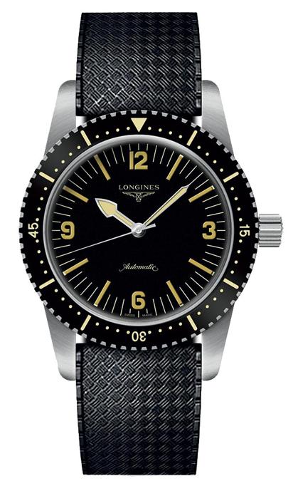 Longines. Rende omaggio al primo orologio subacqueo della maison presentato nel 1959. Lo Skin Diver Watch ha cassa in acciaio di 42mm che racchiude un quadrante nero grené con indici, numeri arabi e lancette rivestiti con Super LumiNova. Impermeabile fino a 300 metri. Prezzo: 2.530 euro