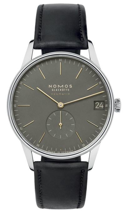 Nomos. Cassa di 40,5 mm in acciaio e quadrante oro-oliva con indici stampati e datario a ore 3 per l'Orion neomatik 41. Il calibro DUW 6101 assicura una riserva di carica di 42 ore. Prezzo: 3.420 euro