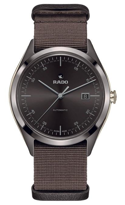 Rado. La cassa di 43 mm del HyperChrome Ultra Light Limited Edition è in ceramica hi-tech marrone opaca che incornicia un quadrante, impreziosito da finiture soleil, dello stesso materiale e tonalità. Impermeabile fino a 100 metri ha movimento automatico e cinturino in tessuto Nato marrone. Prezzo: 3.100 euro