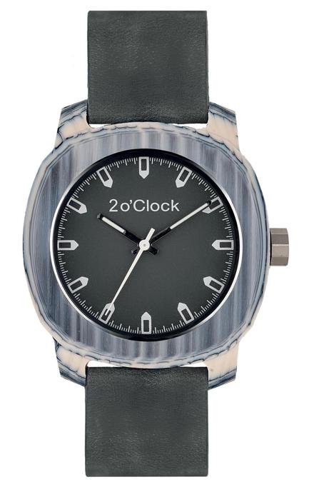 2 O'Clock.Tratto distintivo della collezione We-Effect l’effetto legno con tanto di venature che caratterizzano la cassa e le anse di questo solotempo. Animato da un movimento al quarzo fornisce indicazioni di ore, minuti, secondi. Prezzo: 79 euro
