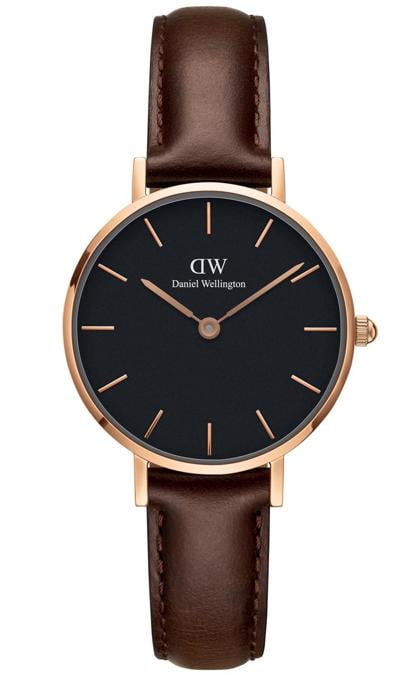Daniel Wellington. Declinato anche in una versione con cassa di 40 mm il Roselyn si distingue per il quadrante bianco e il cinturino rosso rubino in tessuto Nato. Resistente all’acqua fino a 30 metri è animato da movimento al quarzo. Prezzo: 159 euro