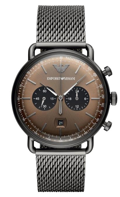 Emporio Armani. La collezione autunno/inverno annovera anche un cronografo con cassa di 43x48 mm in acciaio e finiture color canna di fucile. Il quadrante è proposto in una tonalità marrone con contatori a ore 3 e 9. Movimento al quarzo e bracciale a maglie mesh. Prezzo: 419 euro