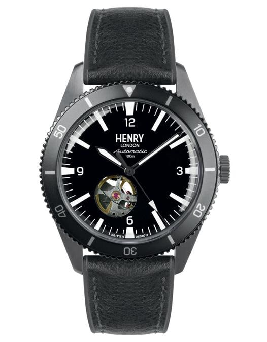 Henry London. Sul quadrante nero in posizione decentrata tra ore 6 e ore 8 spicca l’apertura che permette di cogliere alcuni dettagli del movimento automatico. La cassa di questo modello, che arricchisce la collezione Sport Automatic, è di 42 mm. Prezzo: 319 euro