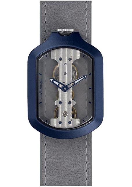 Masera Design. AttoVerticale nasce dalla fervida immaginazione dello studio di design fondato da Tommaso Masera. La serie Tonneau si distingue per la cassa (45x32 mm) di forma tonneau in alluminio sabbiato. La scena all’interno del quadrante è dominata dall’originale disposizione del movimento. Prezzo: 294 euro