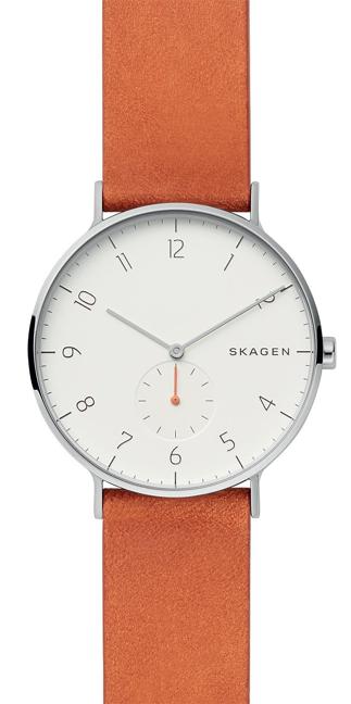 Skagen. Il design essenziale del quadrante sul quale risalta il contatore dei secondi a ore 6 è custodito in una cassa in acciaio di 40 mm. Il cinturino di questa referenza della collezione Aaren è in pelle arancione. Prezzo: 149 euro