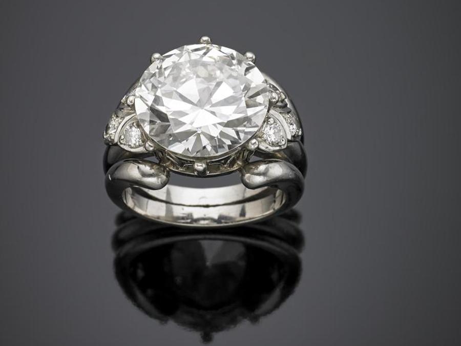 Il Ponte Casa d'aste, anello in platino firmato Wolfer Feres con diamante rotondo centrale di 10,27 carati e sei diamanti più piccoli per grammi 20,07 e report Gia di New York (stima 130-160mila euro, venduto a 225mila euro)