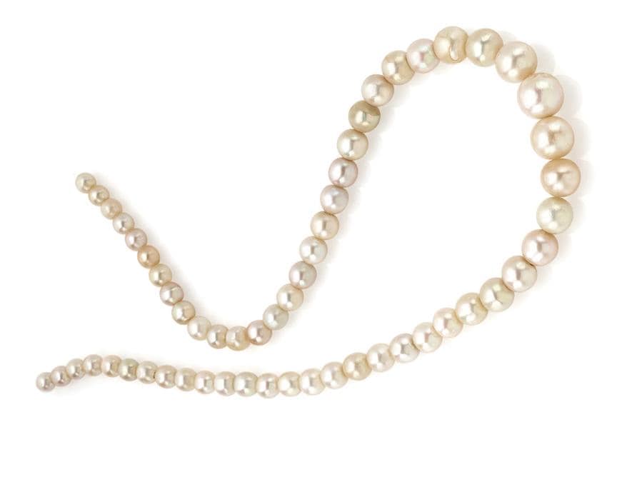 Faraone, un filo di perle naturali, da 12-6 mm, battuto per 105mila euro contro una base di soli 20mila, in favore di un commerciante straniero in sala